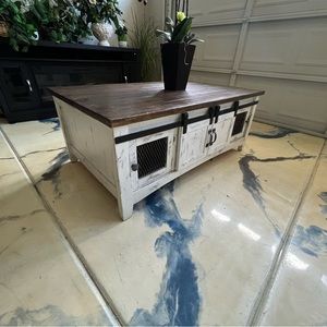 Beautiful farmhouse style cocktail coffee table in excellent condition,